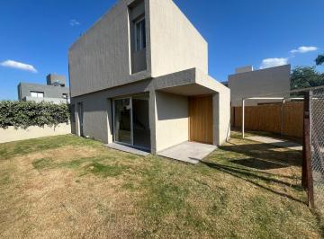 Casa · 175m² · 6 Ambientes · 1 Cochera · Venta Dúplex en Comarca de Allende | 175 m² Cubiertos | 3 Dorm. | Lote Sobre Cul de Sac