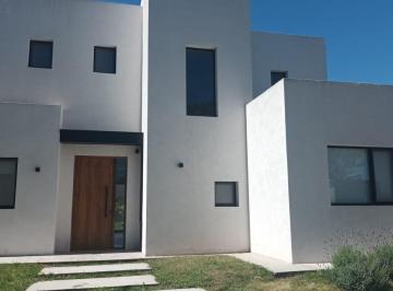Casa · 234m² · 5 Ambientes · 2 Cocheras · Venta Casa Barrio Cerrado
