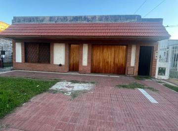 Casa · 180m² · 4 Ambientes · 1 Cochera · Casa en Venta Mansilla 4900 Villa Dominico