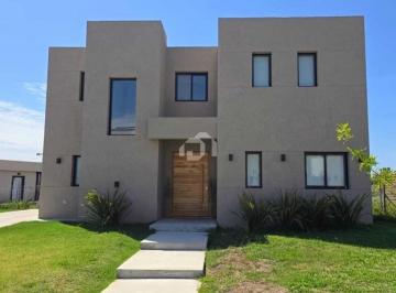 Casa · 185m² · 5 Ambientes · 2 Cocheras · Casa en Venta en Santa Elena, Pilar del Este, Pilar