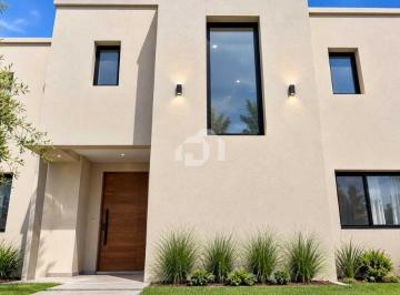 Casa · 185m² · 5 Ambientes · 2 Cocheras · Casa en Venta en Santa Elena, Pilar del Este, Pilar