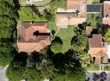Casa · 1229m² · 4 Ambientes · 1 Cochera · Chalet en Los Troncos a Reciclar, Apta Para Inversion