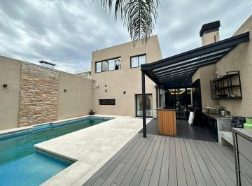 Casa · 190m² · 4 Ambientes · 2 Cocheras · Casa de Primera Categoria con Pileta
