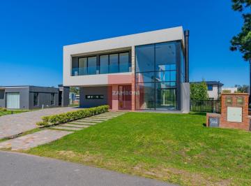 Casa · 288m² · 5 Ambientes · Casa de Categoria Rumencó Joven