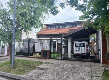 Casa · 141m² · 8 Ambientes · 2 Cocheras · Venta de Casa 8 Amb con Parque Quincho y Depto Indep en El Corazón de Villa Tesei