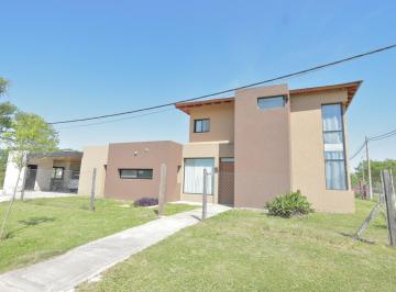 Casa · 165m² · 4 Ambientes · 2 Cocheras · Casa 3 Dorm. Funes Town
