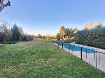 Casa · 222m² · 7 Ambientes · 5 Cocheras · Casa con Vista Profunda y Abierta Al Golf Reciclada