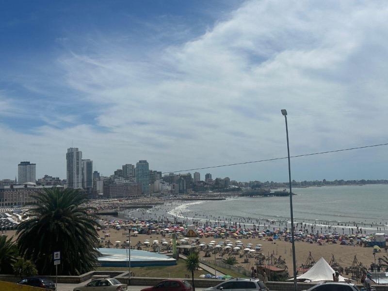 3 ambientes a la calle con cochera fija. Gran Balcón terraza. Vista frontal al mar.