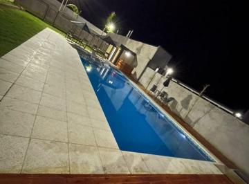 Quinta vacacional · 140m² · 3 Ambientes · 4 Cocheras · Hermosa Quinta con Piscina y Cancha de Futbol