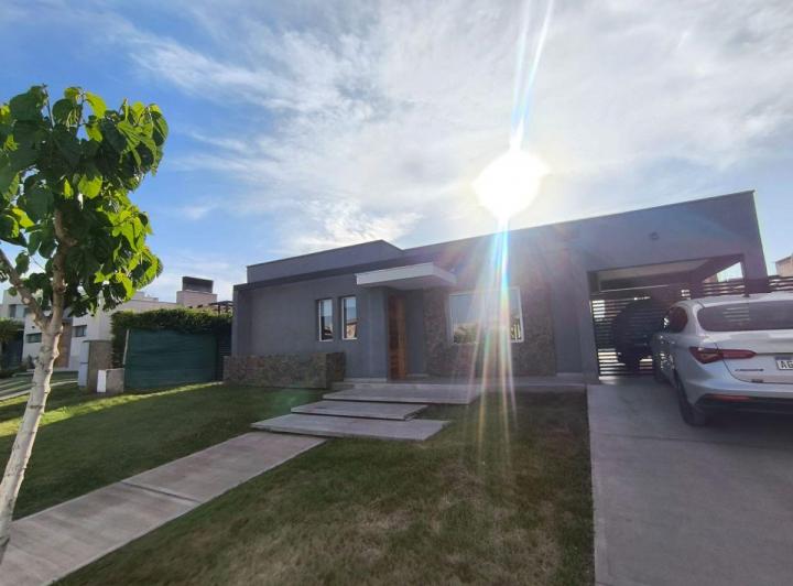 Casa · 200m² · 5 Ambientes · 2 Cocheras