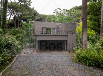 Casa de 6 ambientes, Cariló · Casa Moderna con 5 Dorm., Piscina en Zona Exclusiva, Cercana Al Mar y Al Centro. (Cod - 554)