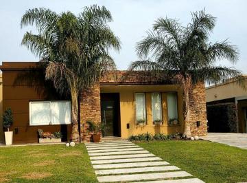 Casa · 180m² · 4 Ambientes · 2 Cocheras · Oportunidad. Hermosa Casa de 4 Ambientes, Brisas de Adrogué. Acepta Permuta.