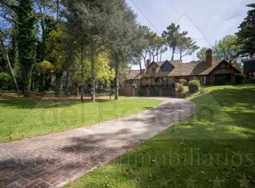 Casa de 6 ambientes, Cariló · Espectacular Chalet con Vista Al Golf Sobre 2.500 m² de Parque. (Cod - 1021)