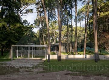 Casa de 4 ambientes, Cariló · Casa Moderna en Una Planta con Piscina en Barrio Zorzal (Cod - 242)