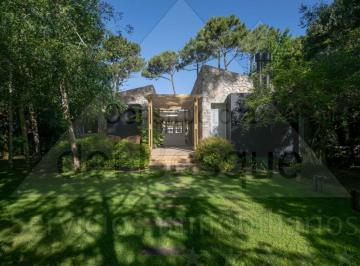 Casa de 5 ambientes, Cariló · De Estilo Moderno, con Piscina Climatizada. (Cod - 412)