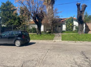 Casa · 300m² · 5 Ambientes · 1 Cochera · Casa en Venta en Excelente Zona del Palomar 4 Ambientes Lote Amplio F: 10616