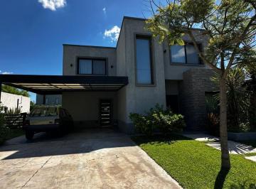 Casa · 170m² · 5 Ambientes · 4 Cocheras · Venta Casa - Barrio Privado Los Arces - Apto Crédito