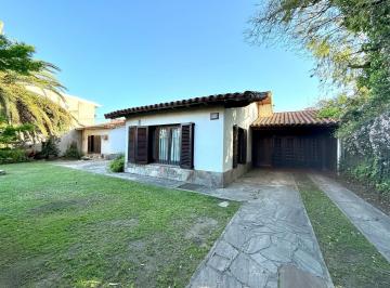 Casa · 243m² · 4 Ambientes · 5 Cocheras · Casa Chalet Quinta en Venta con Pileta Quincho y Parrilla en Sourigues
