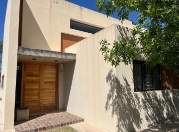 Casa · 200m² · 3 Dormitorios · 2 Cocheras · Venta Importante Casa Fliar en V. C. Brochero - Traslasierra - Córdoba