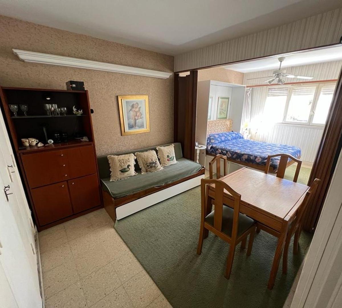 Departamento de 1 ambiente. - Vista al contra frente abierto. - Ambiente dividido. - Estado original en muy buen estado. - Baño completo. - Cocina separada ( espacio para heladera y lavarropas) - Ampl
