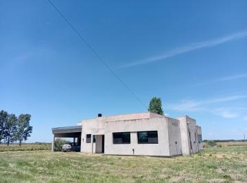 Casa · 130m² · 4 Ambientes · 1 Cochera · Nueva Casa en Estancia Las Malvinas - 6200 m² de Lote Garage Espect Parque Quincho Suite C/vestidor