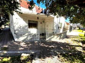 Casa de 3 ambientes, Lomas de Zamora · Casa en Esquina Apto Credito – 3 Ambientes con Garage y Terraza Transitable