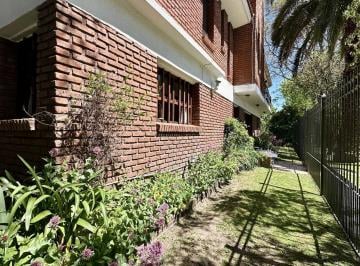 Casa · 209m² · 6 Ambientes · 2 Cocheras · Chalet en Venta 5 Habitaciones, Pinos de Anchorena.