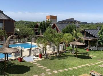 Hotel · 300m² · 3 Ambientes · 5 Cocheras · Complejo Turistico en Venta en Colón con Piscina