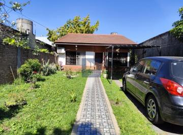 Casa · 146m² · 4 Ambientes · Venta Casa Apta Credito Bajo El Valor! 3 Dorm. y Garage Semicubierto en Lote de 400 m²