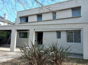 Casa · 240m² · 4 Dormitorios · 2 Cocheras · Muy Linda Casa en Venta con Renta en El Barrio Santa Maria de Los Olivos