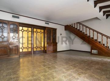 Casa · 241m² · 7 Ambientes · 1 Cochera · Casa en Venta en La Plata con 3 Dorm. y Escritorio