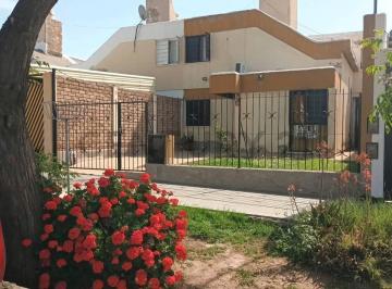 Casa · 120m² · 5 Ambientes · 1 Cochera · Century21 López Ofrece a La Venta Casa en Godoy Cruz, Mendoza.