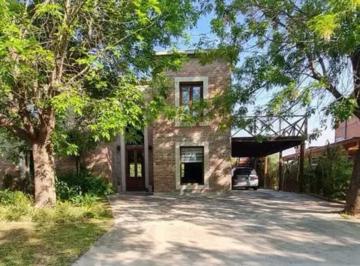 Casa · 240m² · 5 Ambientes · 2 Cocheras · Moderna y Cálida Casa en El Barrio Cerrado Galápagos – Excelente Ubicación