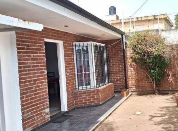 Casa · 73m² · 3 Ambientes · 2 Cocheras · Venta Hermosa Casa 2 Dorm. Residencial Los Robles