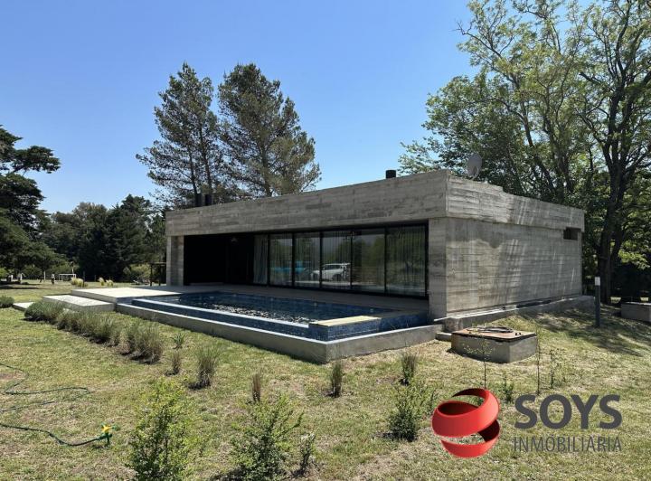 Casa · 1054m² · 4 Ambientes · 1 Cochera