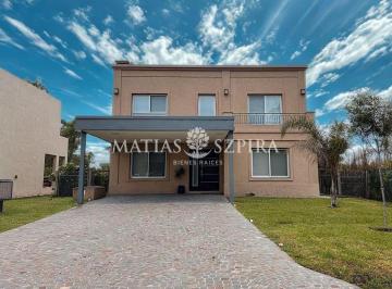 Casa · 236m² · 5 Ambientes · 2 Cocheras · Casa en Venta en Alvarez del Bosque