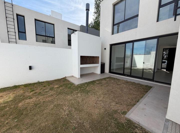 Casa · 178m² · 4 Ambientes · 2 Cocheras
