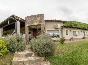 Casa · 250m² · 6 Ambientes · 2 Cocheras · Venta Casa en La Hoyada de Castellanos con Vista a Cerros y Seguridad Las 24hs