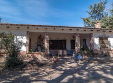 Casa · 10m² · 1 Ambiente · 2 Cocheras · Venta Casa 4 Dorm. con Pileta y Sótano en un Terreno de 1 Ha