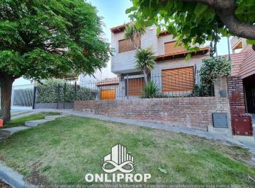 Casa · 237m² · 9 Ambientes · 2 Cocheras · Casa en Venta - Apta Credito