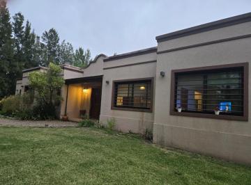 Casa · 326m² · 6 Ambientes · 2 Cocheras · Venta Casa en Chacras de Uribelarrea
