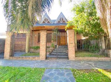 Casa de 7 ambientes, Ituzaingó · Hermoso Chalet de 2 Plantas Ubicado en Zona Súper Residencial, Ituzaingo Norte