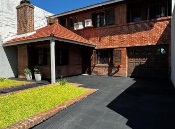 Casa de 8 ambientes, La Plata · Hermoso Chalet. Excelente Estado de Conservación.