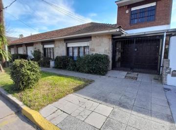 Casa · 130m² · 5 Ambientes · 1 Cochera · Chalet 5 Amb. en PH, con Patio y Garage - Zona: Parque Luro