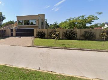 Casa · 309m² · 5 Ambientes · 2 Cocheras · Chalet 5 Amb Sobre 3 Lotes, con Piscina Climatizada y Cancha de Cesped Sintetico - Zona: Santa Clara