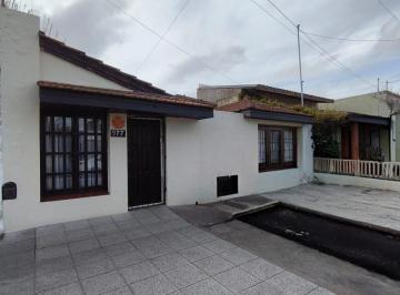 Casa · 173m² · 4 Ambientes · 1 Cochera · Casa 4 Amb. Sobre Linea Municipal, con Patio y Garage, Mas Depto 2 Amb con Patio - Zona: Peralta Ram