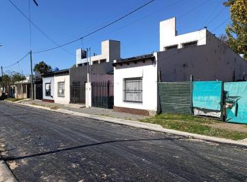 Casa · 67m² · 3 Ambientes · 1 Cochera · Casa de 2 Dorm. con Cochera! Patio con Parrillero! Florencio Varela 144 Entre Mitre y Peron