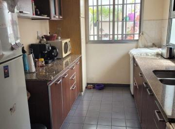 Casa · 88m² · 6 Ambientes · 1 Cochera · Centeno 720 - 2 Dorm.