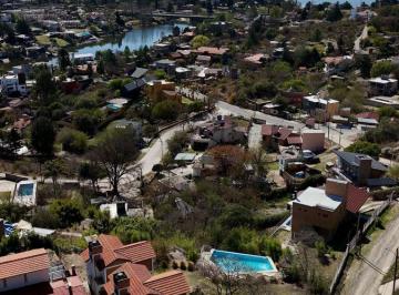Hotel de 12 ambientes, Villa Carlos Paz · Complejo Turístico en Venta de 3 Duplex (18 Plazas) C/ Pileta en Terreno de 1091 m² en Villa del Lago