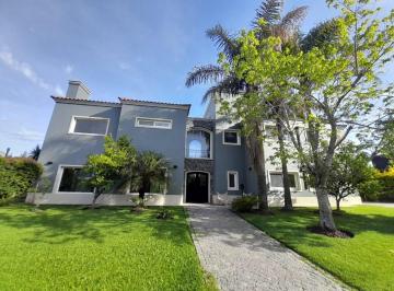 Casa · 227m² · 5 Ambientes · 3 Cocheras · Casa en Barrio Santa Barbara Anexo II